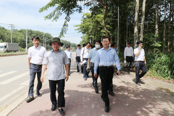 Bí thư Tỉnh ủy Nguyễn Văn Lợi cùng lãnh đạo các sở, ngành khảo sát hướng tuyến đường Vành đai 4